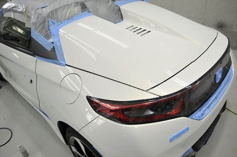 ホンダS660のカーコーティング施工中の写真。磨き施工前に養生が完了したところの写真。
