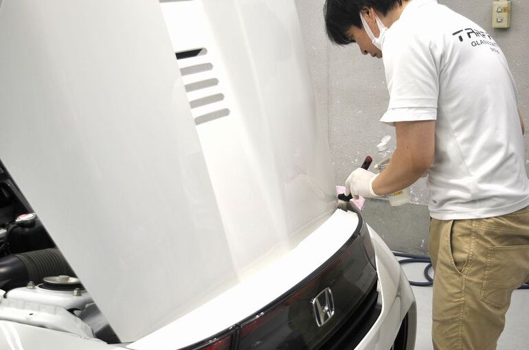 ホンダS660のカーコーティング施工中の画像。リアトランクサイド部の清掃をしている写真。