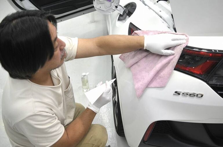 ホンダS660のカーコーティング施工中の画像。パーツの隙間などを清掃している写真。