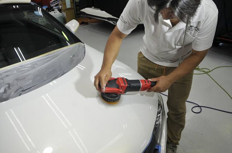 ホンダS660のカーコーティング施工中の磨き施工の画像。エンジンフード上を試し磨きしている写真。