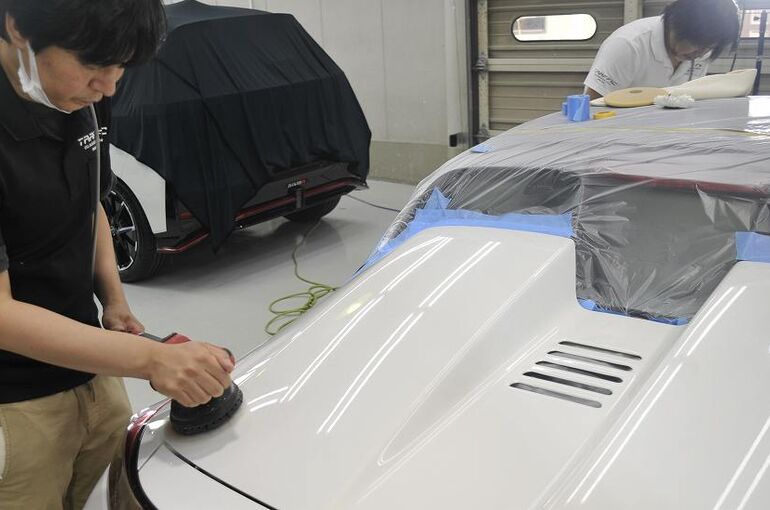 ホンダS660のカーコーティング施工中の磨き施工の画像。リアトランク部を磨いている写真