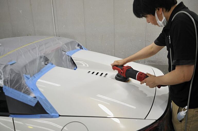 ホンダS660のカーコーティング施工中の磨き施工の画像。リアトランク部中央部を磨いている写真