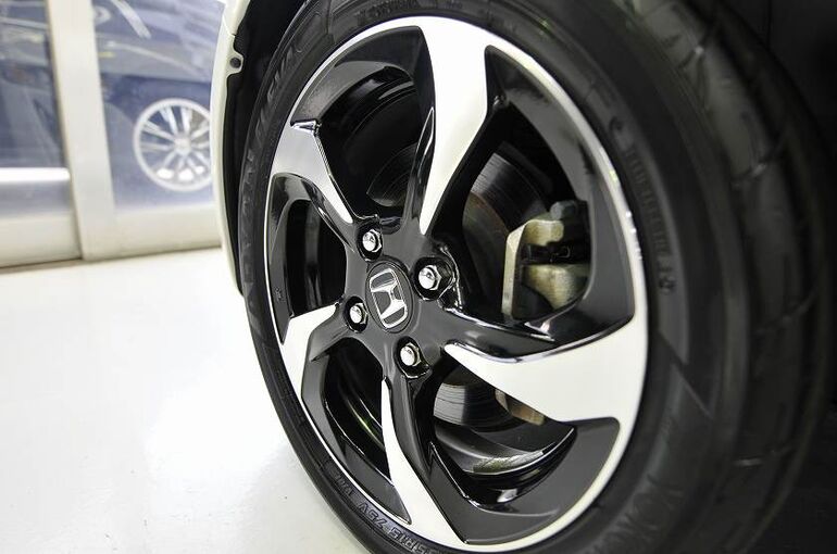 ホンダS660のカーコーティング施工完了　左前のタイヤ、ホイールを撮った写真