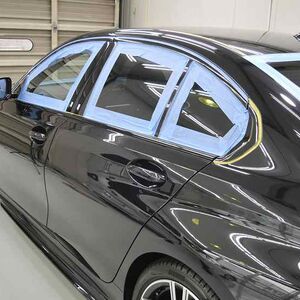 BMW320iのカーコーティング施工中の画像　磨き施工前に細部を養生した写真