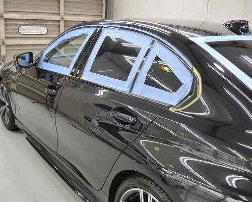 BMW320iのカーコーティング施工中の画像　磨き施工前に細部を養生した写真