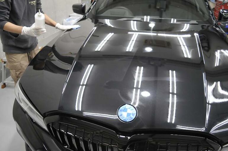 BMW320iのカーコーティング施工中の画像　塗装面にクレンジング剤を塗布している写真