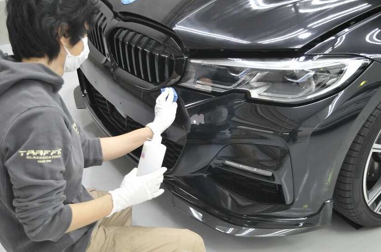 BMW320iのカーコーティング施工中の画像　フロントフェンダー部にクレンジング剤を塗布している写真