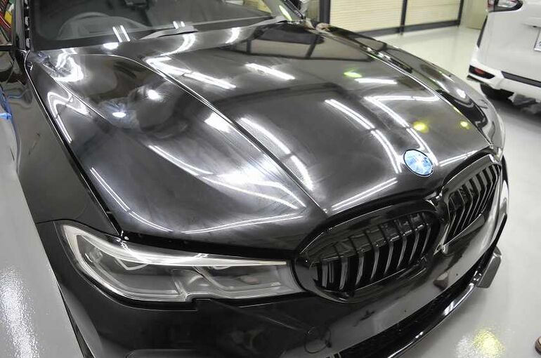 BMW320iのカーコーティング施工中の画像　クレンジングにより塗装の奥の油分や汚れが表面に浮かび上がり、塗装面が白濁している写真