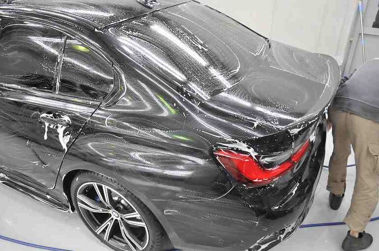 BMW320iのカーコーティング施工中の画像　シャンプー洗車中の写真