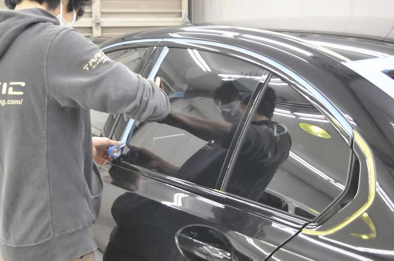 BMW320iのカーコーティング施工中の画像　磨き施工前にマスキングテープなどで養生している写真