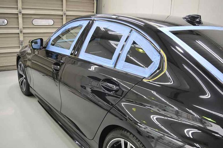 BMW320iのカーコーティング施工中の画像　磨き施工前に細部を養生した写真