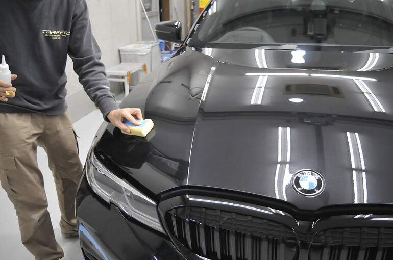 BMW320iのカーコーティング施工中の画像　エンジンフード上にコーティング剤を塗布している写真