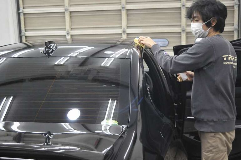 BMW320iのカーコーティング施工中の画像　ルーフ部にコーティング剤を塗布している写真