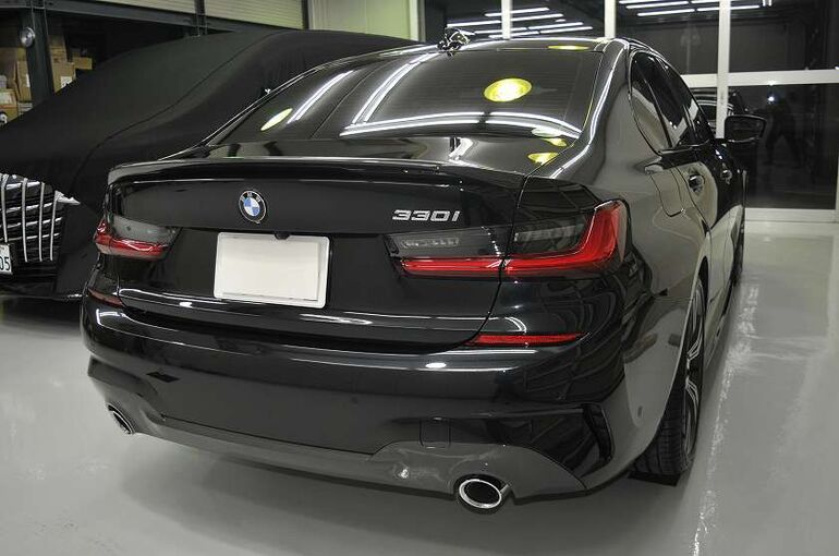 BMW320iのカーコーティング施工後の画像　右後ろから車両全体を撮った写真