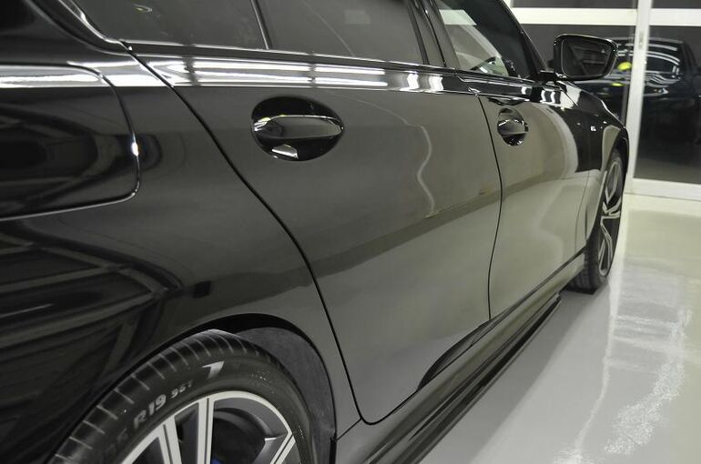 BMW320iのカーコーティング施工後の画像　右後ろから右サイド部を撮った写真