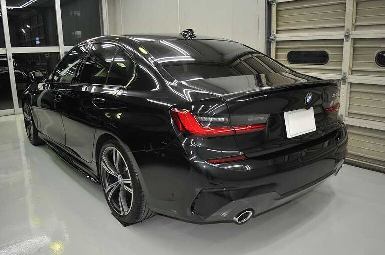 BMW320iのカーコーティング施工後の画像　左後ろから車両全体を撮った写真