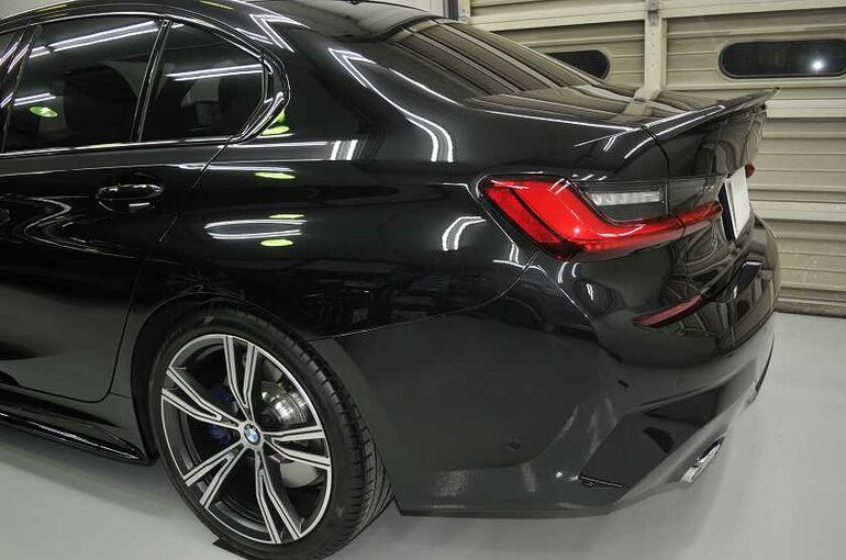 BMW320iのカーコーティング施工後の画像　左後ろフェンダー部を撮った写真