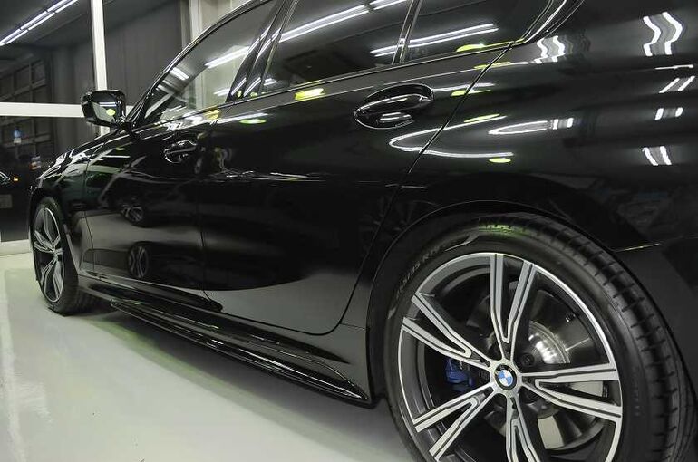 BMW320iのカーコーティング施工後の画像　左後ろから左サイド部を撮った写真