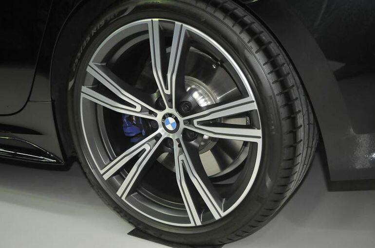 BMW320iのカーコーティング施工後の画像　左前タイヤ・ホイールを撮った写真
