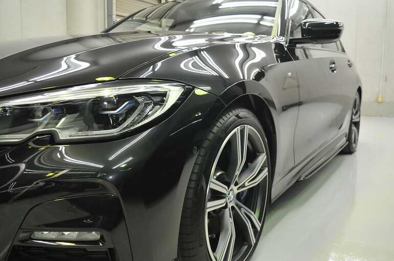 BMW320iのカーコーティング施工後の画像　左前から左サイド部を撮った写真