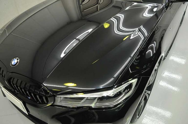 BMW320iのカーコーティング施工後の画像　左前上からエンジンフード左側を撮った写真