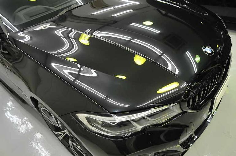 BMW320iのカーコーティング施工後の画像　右前上からエンジンフード右側を撮った写真