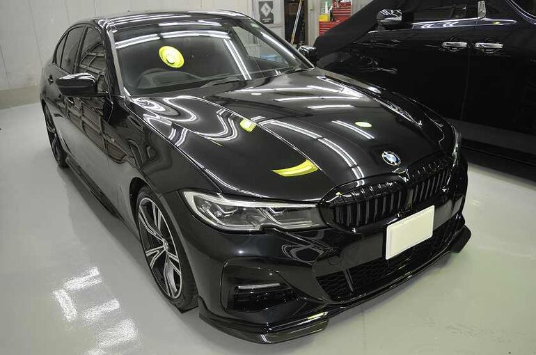 BMW320iのカーコーティング施工後の画像　右前から車両全体を撮った写真