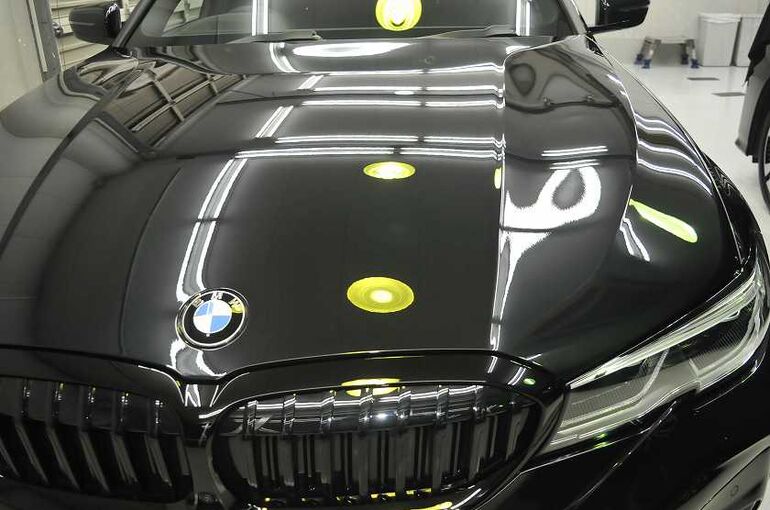 BMW320iのカーコーティング施工後の画像　正面左前からフロント部を撮った写真