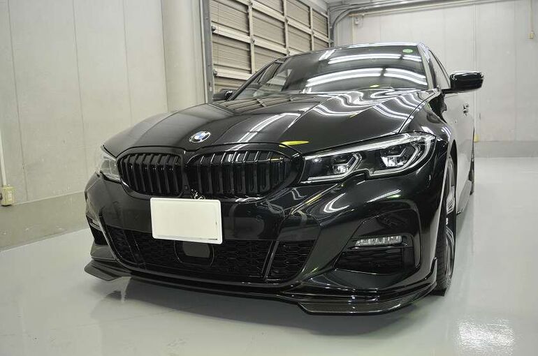 BMW320iのカーコーティング施工後の画像　左前下方から車両全体を撮った写真