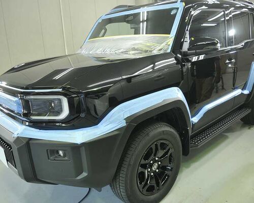 トヨタ　ランドクルーザー FJのガラスコーティング施工中の画像　磨き施工前にマスキングテープやビニールなどで養生した　左前から車両全体を撮った写真