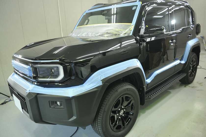 トヨタ　ランドクルーザー FJのガラスコーティング施工中の画像　磨き施工前にマスキングテープやビニールなどで養生した　左前から車両全体を撮った写真