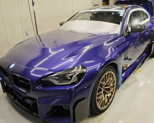 BMW M2 CSのカーコーティング施工中の画像　磨き施工前にマスキングテープ、ビニールで養生している写真　