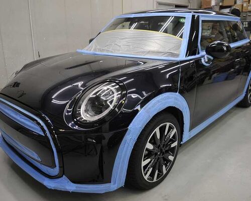 BMW MINI クーパーDのカーコーティング施工中の画像　磨き施工前にマスキングテープなどで養生した後の写真
