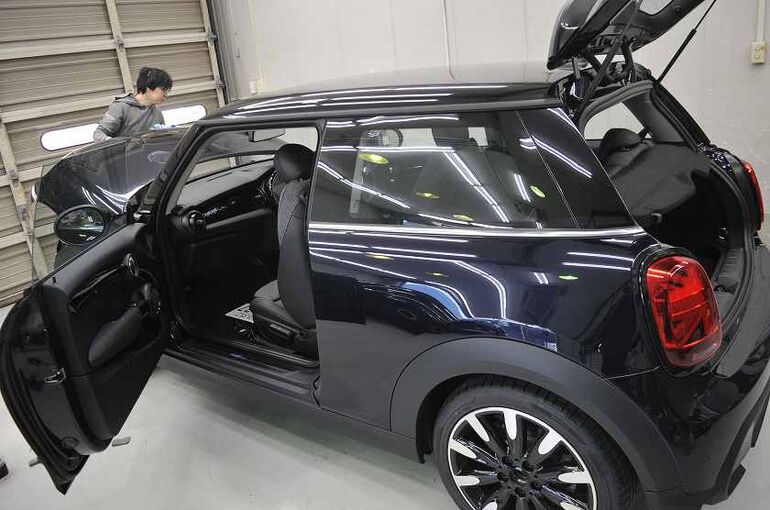 1.BMWミニ　カーコーティング施工中の画像