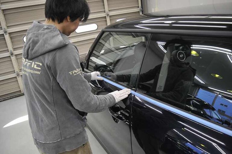 3.BMWミニ　カーコーティング施工中の画像