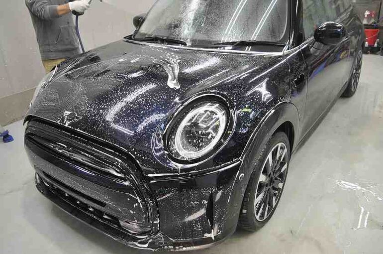 6.BMWミニ　カーコーティング施工中の画像