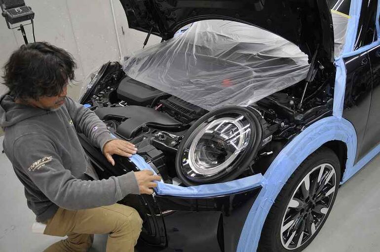 10.BMWミニ　カーコーティング施工中の画像