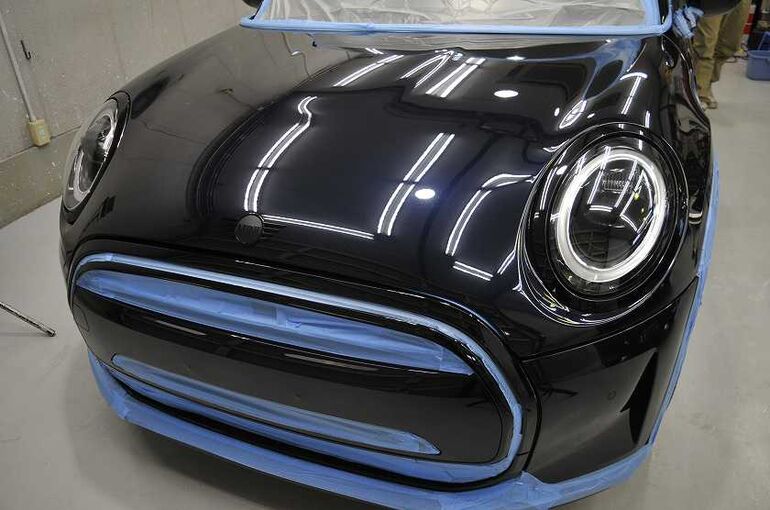 11.BMWミニ　カーコーティング施工中の画像