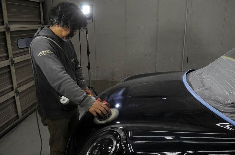 13.BMWミニ　カーコーティング施工中の画像