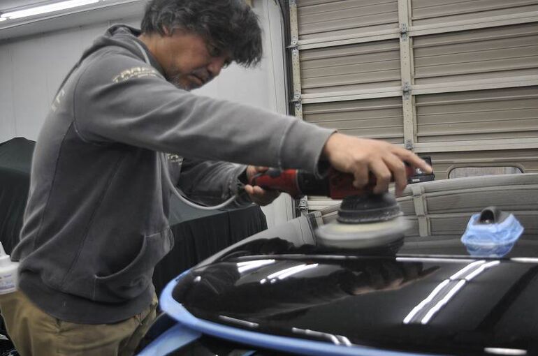 14.BMWミニ　カーコーティング施工中の画像