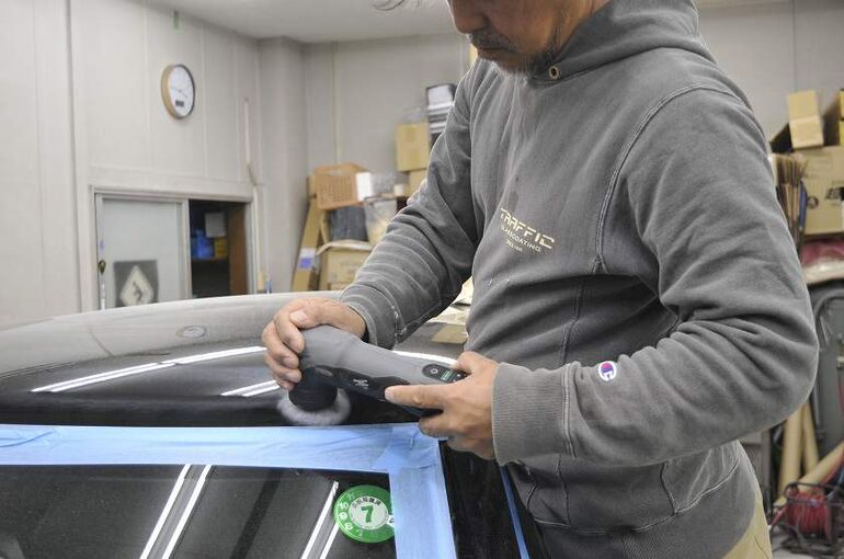 15.BMWミニ　カーコーティング施工中の画像