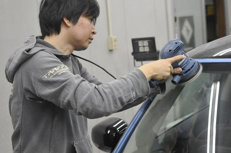 17.BMWミニ　カーコーティング施工中の画像