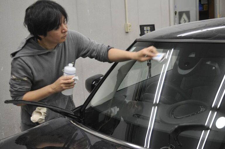 18.BMWミニ　カーコーティング施工中の画像