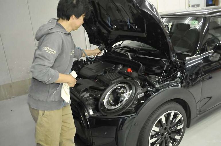 19.BMWミニ　カーコーティング施工中の画像