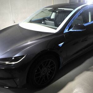 テスラモデル３のカーコーティング施工中の画像　磨き施工前に磨かない箇所をマスキングテープやビニールマスカーで養生した写真　左前から全体像