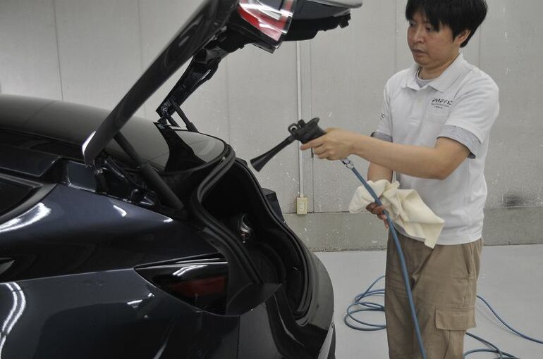 テスラモデル３のカーコーティング施工中の画像　洗車後にブロワーで水滴を吹き飛ばしているところを撮った写真