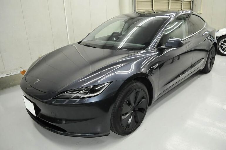 テスラモデル３のカーコーティング施工後の画像　左前から車両全体を撮った写真　