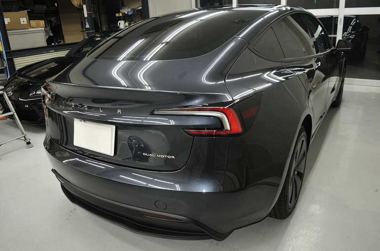 テスラモデル３のカーコーティング施工後の画像　右後ろから車両全体を撮った写真　