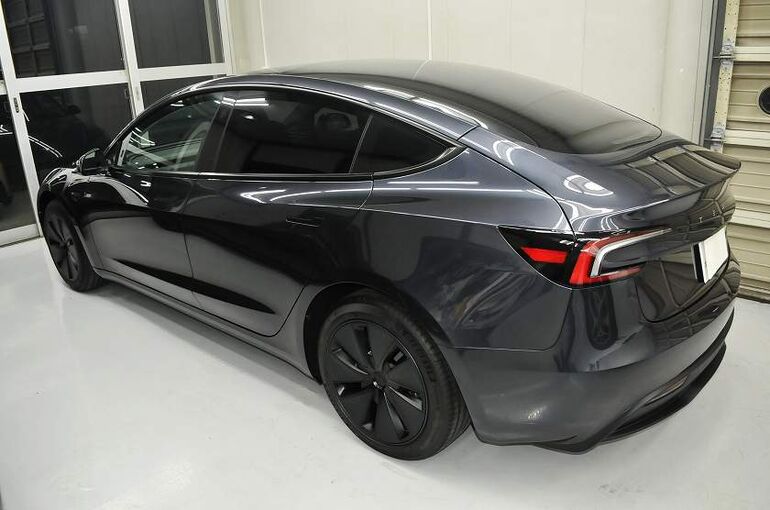テスラモデル３のカーコーティング施工後の画像　左後ろから車両全体を撮った写真　