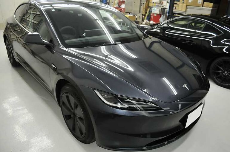 テスラモデル３のカーコーティング施工後の画像　右前から車両全体を撮った写真　